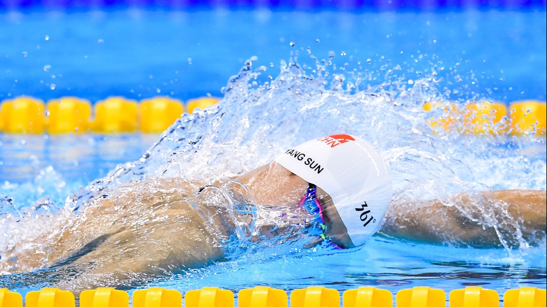 全国大学生田径锦标赛接力赛激烈角逐，青春速度闪耀赛场
